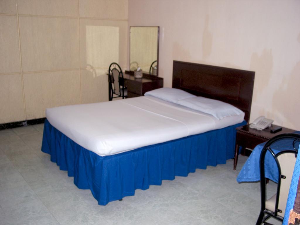 Crosswinds Ocean Hotel Paranaque City Room photo